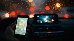 Waze en Android Auto ya te deja buscar destinos desde el celular sin perder el mapa en el coche